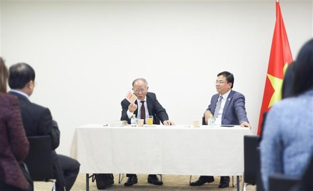 Le professeur Hoang Chi Bao présente des publications sur la pensée, la moralité et le style de vie du Président Hô Chi Minh, lors de la conférence. Photo : VNA