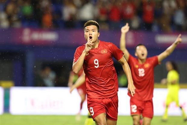 Van Tùng marque deux buts lors du match contre la Malaisie, le 8 mai au Prince Stadium à Phnom Penh. Photo : VNA.