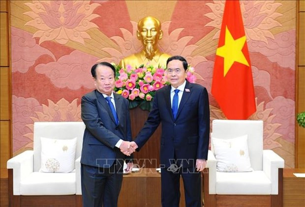 Le Vice-Président permanent de l'AN, Trân Thanh Mân (à droite) et le secrétaire général du Sénat cambodgien, Oum Sarith. Photo : VNA.
