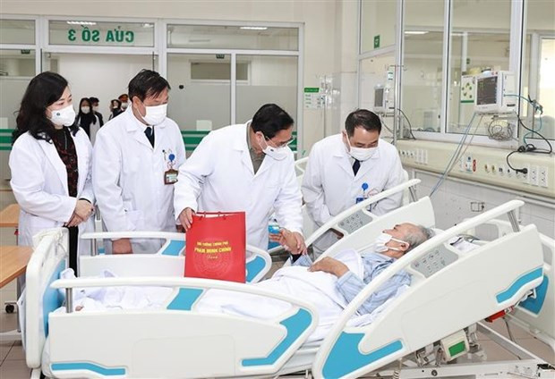 Le Premier ministre Pham Minh Chinh rend visite aux patients soignés à l'Hôpital central des maladies tropicales installé au district de Dông Anh, à Hanoi. Photo : VNA.