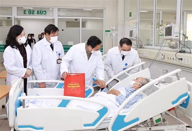 Le Premier ministre Pham Minh Chinh rend visite aux patients soignés à l'Hôpital central des maladies tropicales installé au district de Dông Anh, à Hanoi. Photo : VNA.