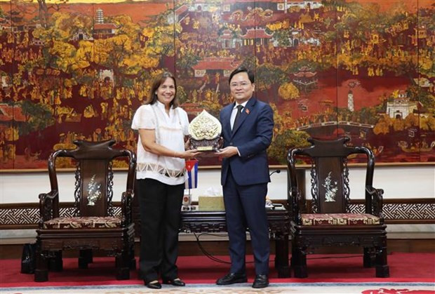 La Vice-Présidente de l’Assemblée nationale du pouvoir populaire de Cuba, Ana Maria Mari Machadom et le secrétaire du Comité du Parti de Bac Ninh, Nguyên Anh Tuân. Photo. VNA
