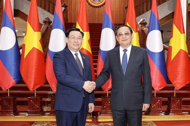 Le Président de l'Assemblée nationale vietnamienne, Vuong Dinh Huê (à gauche), et le Premier ministre lao, Sonexay Siphandone. Photo : VNA.