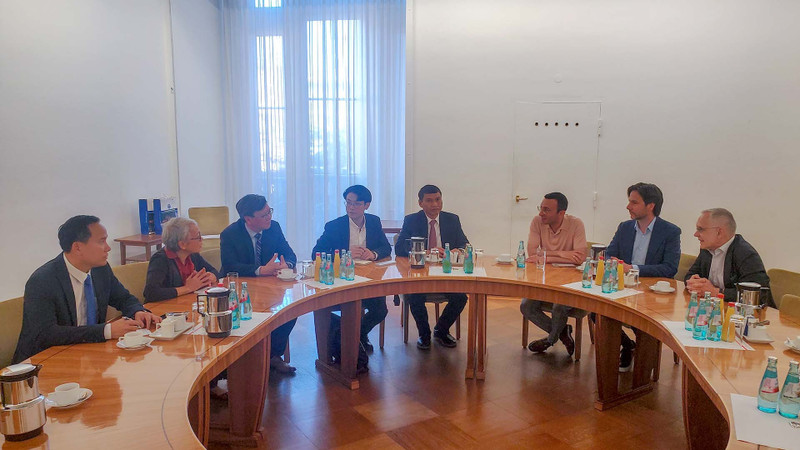 Séance de travail entre la délégation du Comité populaire de la ville de Dà Nang et le maire de Francfort, Mike Josef. Photo : baoquocte.vn