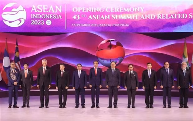 Le Premier ministre vietnamien, Pham Minh Chinh, avec le secrétaire général de l'ASEAN et les chefs de délégation des autres pays membres de l'ASEAN lors de la cérémonie d'ouverture du 43e Sommet de l'ASEAN et réunions connexes. Photo : VNA.