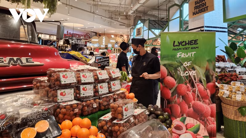 Les litchis de Bac Giang dans le supermarché Gourmet, au centre commercial Siam Paragorn, Bangkok, Thaïlande. Photo : VOV