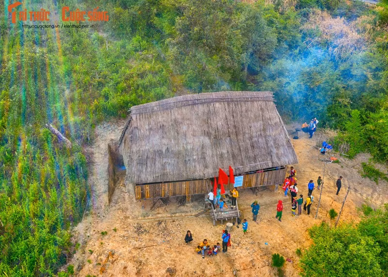 Tu Mo Rông abrite de plus de 30 000 personnes, l’ethnie Xơ Đăng représentant plus de 95 % d’entre elles. Les Xơ Đăng vivent ici depuis de nombreuses générations et possèdent de nombreuses caractéristiques culturelles uniques. La culture du peuple Xơ Đăng couvre les arts visuels, dont un style architectural typique des maisons communales et les instruments de musique traditionnelle, les chants et les danses folkloriques. Tu Mo Rông abrite de plus de 30 000 personnes, l’ethnie Xơ Đăng représentant plus de 95 % d’entre elles. Les Xơ Đăng vivent ici depuis de nombreuses générations et possèdent de nombreuses caractéristiques culturelles uniques. La culture du peuple Xơ Đăng couvre les arts visuels, dont un style architectural typique des maisons communales et les instruments de musique traditionnelle, les chants et les danses folkloriques.