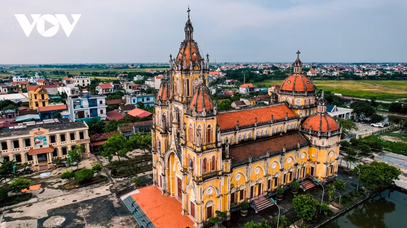 L’église de Phu An dans le district de Truc Ninh a été reconstruite en 2007 avec une apparence superficielle et majestueuse.
