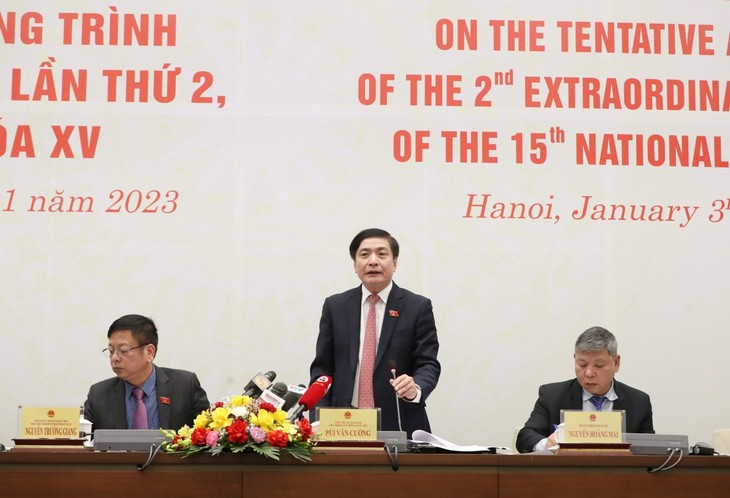 Le secrétaire général de l’organe législatif Bùi Van Cuong préside le point-presse. Photo : VOV.