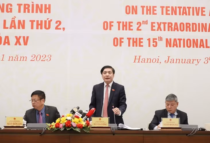 Le secrétaire général de l’organe législatif Bùi Van Cuong préside le point-presse. Photo : VOV.