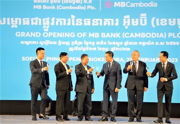 Lors de la cérémonie pour lancer officiellement les services de la MB Cambodia en tant que banque commerciale au capital à 100% au Cambodge. Photo : VNA.