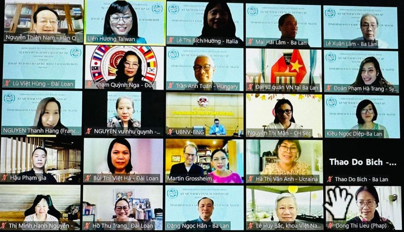 Le sémimaire a réuni la participation d’une centaine de professeurs de vietnamien dans 17 pays et territoires. Photo : thoidai.com.vn