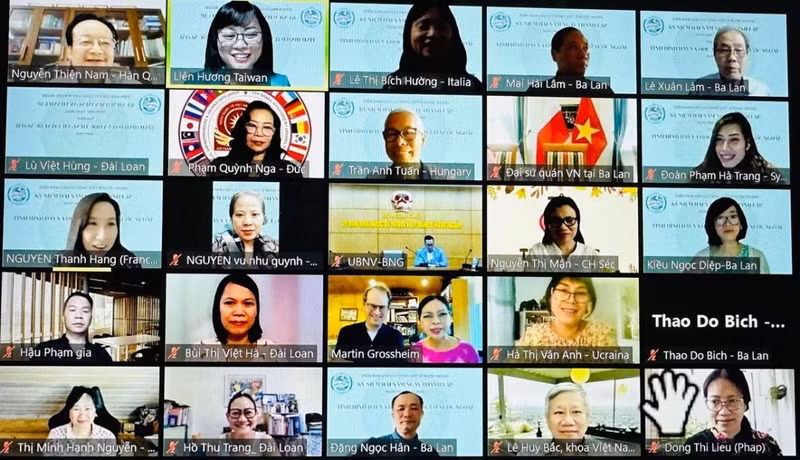 Le sémimaire a réuni la participation d’une centaine de professeurs de vietnamien dans 17 pays et territoires. Photo : thoidai.com.vn