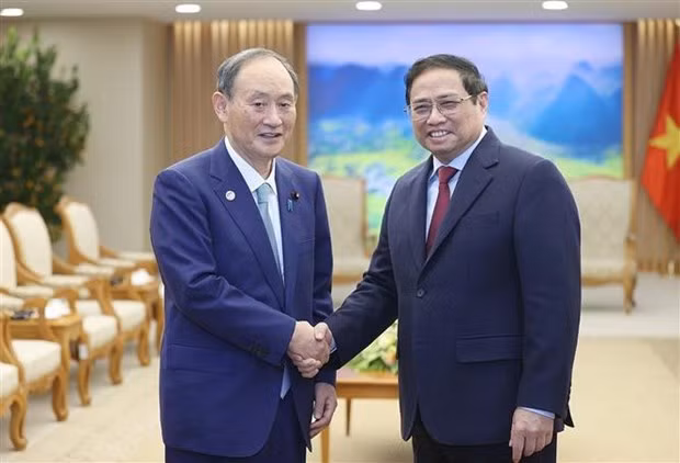 Le Premier ministre Pham Minh Chinh (à droite) et l'ancien Premier ministre japonais, Suga Yoshihide. Photo : VNA.