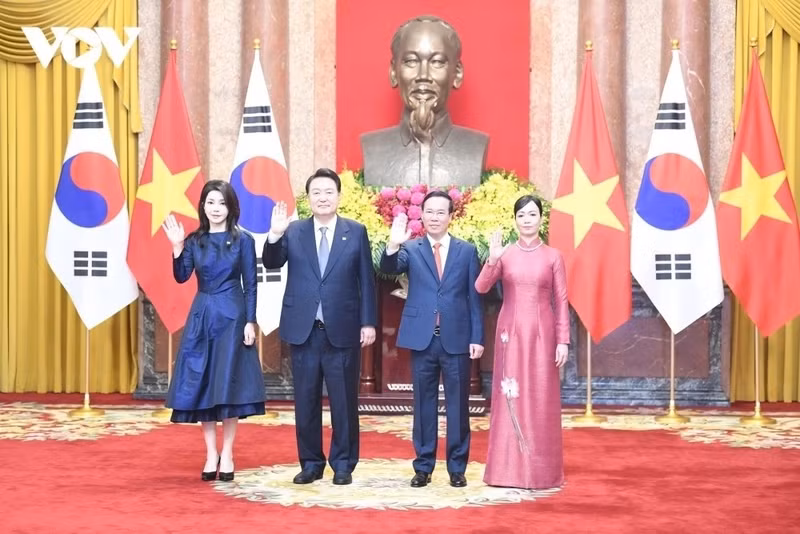 Le Président de la République de Corée, Yoon Suk-yeol, et son épouse ont effectué une visite d’État au Vietnam du 22 au 24 juin pour renforcer davantage le partenariat stratégique intégral établi entre les deux pays en 2022. Les deux pays ont signé 17 documents de coopération bilatérale dans les domaines de l’économie, du commerce, de la finance, de la coopération au développement, du travail, de l’environnement et des ressources, en renforçant les capacités des garde-côtes vietnamiens et en favorisant la coopération locale.