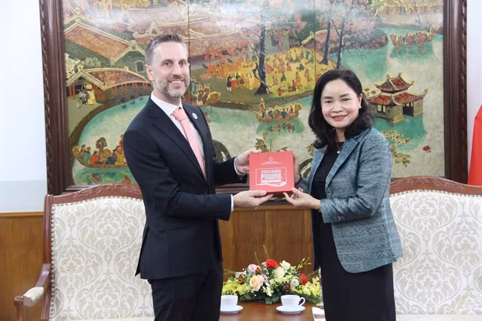 La vice-ministre de la Culture, du Sport et du Tourisme, Trinh Thi Thuy (à droite) et Matt Jackson, représentant en chef de FNUAP au Vietnam. Photo : toquoc.vn