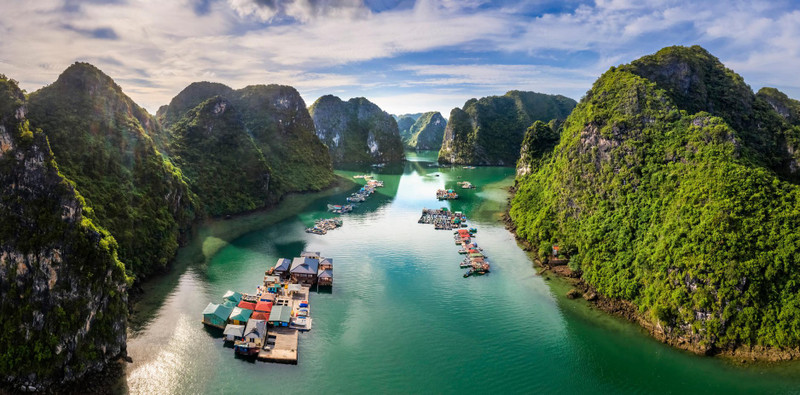 Le village de pêcheurs de Cua Van est constitué des maisons flottantes sur une mer calme, entourée de majestueuses montagnes calcaires, possédant un cadre naturel paisible. Photo : toquoc.vn