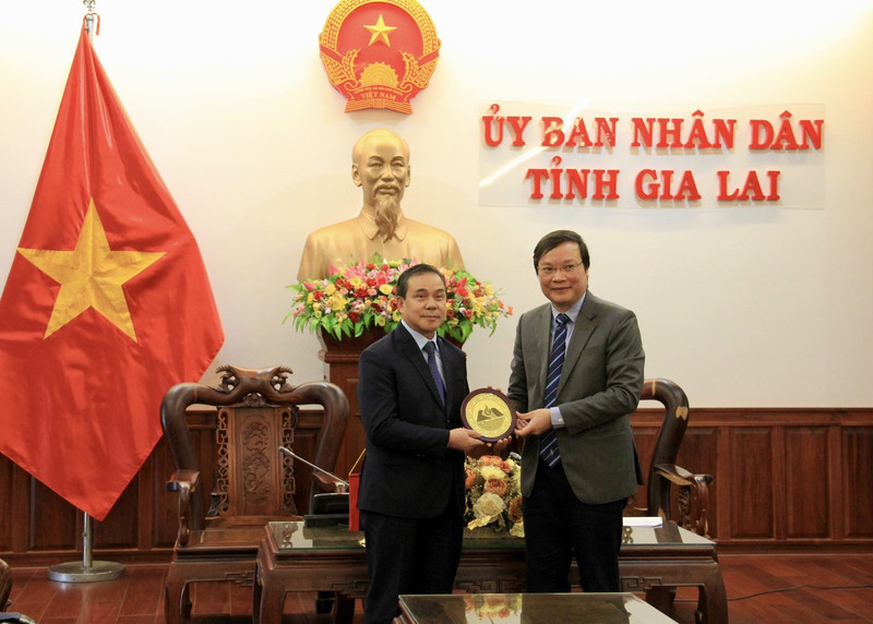 Le secrétaire adjoint du Comité provincial du Parti et président du Comité populaire provincial, Truong Hai Long (à droite) et l’ambassadeur laotien au Vietnam, Sengphet Houngboungnuang. Photo : thoidai.com.vn