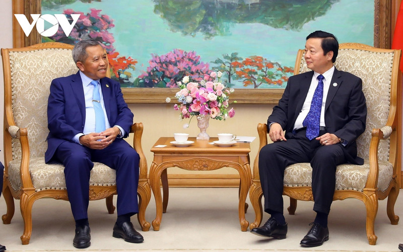 Le Vice-Premier ministre vietnamien, Trân Hông Hà (à droite) serra la main du le ministre lao des Technologies et de la Communication Boviengkham Vongdara. Photo : VOV. 