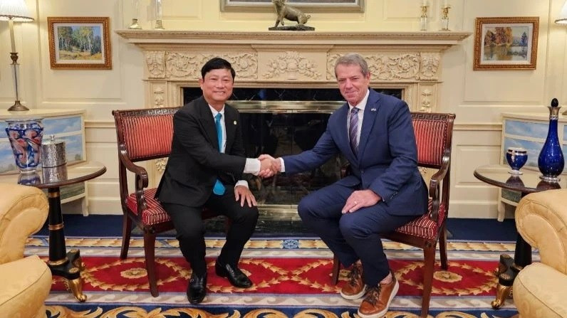 Le président du Comité populaire de la province méridionale de Binh Duong, Vo Van Minh (à gauche) et le gouverneur du Nebraska, Jim Pillen. Photo : NDEL.
