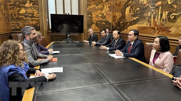 Le Vice-Président permanent de l'Assemblée nationale, Trân Thanh Mân et Felip Roca Blasco, secrétaire général chargé de la coopération internationale de la ville de Barcelone. Photo : VNA.