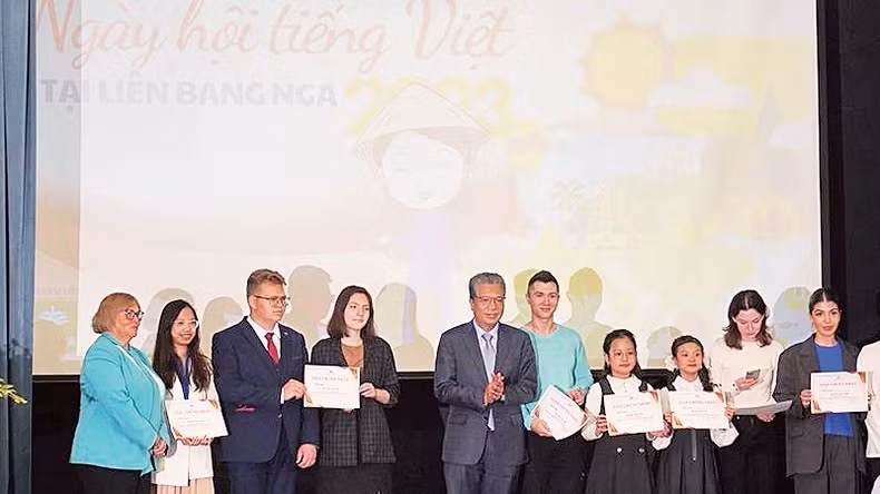 Remise de certificats aux titulaires ayant remporté des prix au concours "J'aime le Vietnam". Photo : NDEL.