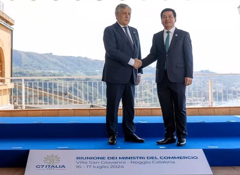 Le vice-Premier ministre italien et ministre des Affaires étrangères et de la Coopération internationale, Antonio Tajani (à gauche) et le ministre vietnamien de l’Industrie et du Commerce, Nguyen Hong Dien, lors de la réunion élargie des ministres du Commerce du G7. Photo : congthuong.vn