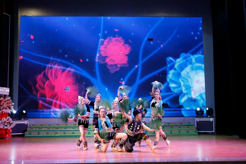 Un spectacle des jeunes du district de Hekou lors du programme. Photo : thoidai.com.vn