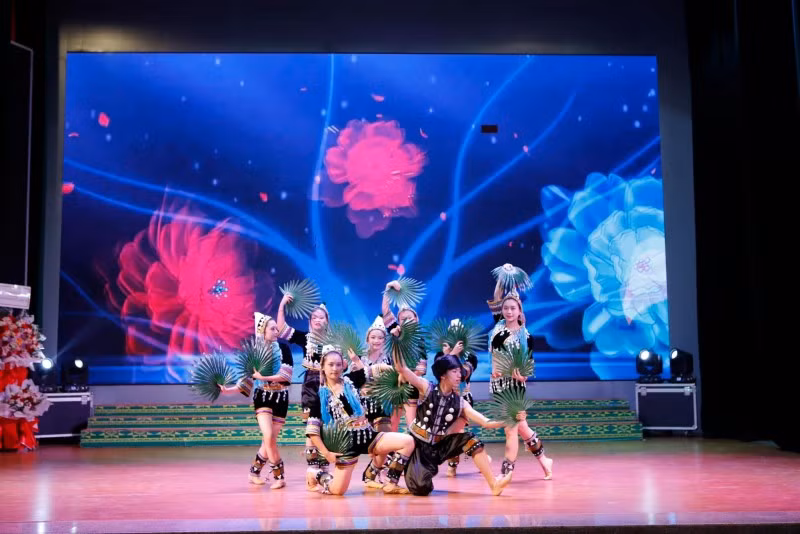 Un spectacle des jeunes du district de Hekou lors du programme. Photo : thoidai.com.vn