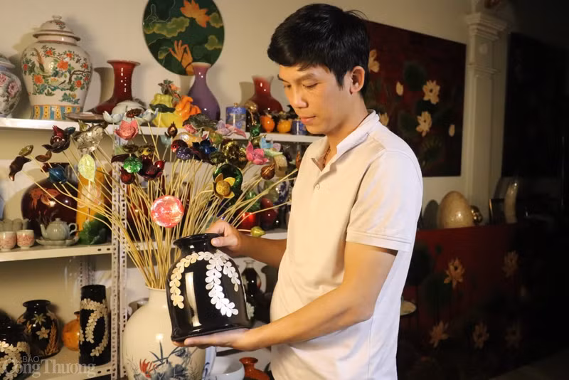 Dans le passé, les artisans du village utilisaient principalement des matériaux et des peintures traditionnels guidés par des expériences traditionnelles. De nos jours, en plus du bois, du bambou et du rotin, les artisans ajoutent de nouveaux matériaux tels que les composites et la céramique pour rendre leurs produits vraiment uniques. Pour fabriquer un produit de laque, les artisans doivent effectuer des tâches complexes tels que regrouper le noyau du produit, le décorer, le poncer et le polir.