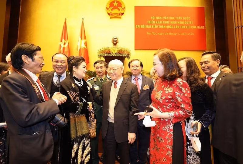 Le secrétaire général du Part communiste du Vietnam, Nguyên Phu Trong (au centre) avec des délégués participants à la conférence culturelle nationale pour mettre en œuvre la Résolution du XIIIe Congès national du Parti (le 24 novembre 2021). Photo : VNA.