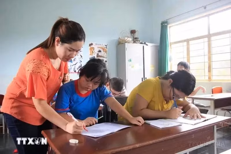 Un cours pour les victimes de l'agent orange. Photo : VNA.