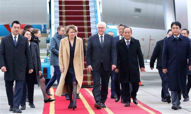 Le Président fédéral allemand, Frank-Walter Steinmeier, et son épouse à l'aéroport international de Nôi Bài, en banlieue de la capitale Hanoi. Photo : VNA.