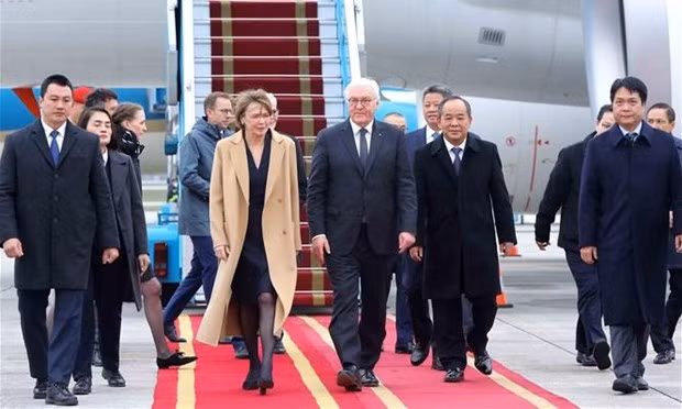 Le Président fédéral allemand, Frank-Walter Steinmeier, et son épouse à l'aéroport international de Nôi Bài, en banlieue de la capitale Hanoi. Photo : VNA.
