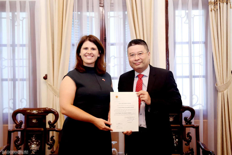 Cérémonie de remise de l’exequatur à Alexandra Elizabeth Smith, la nouvelle consule générale du Royaume-Uni et d’Irlande du Nord à Hô Chi Minh-Ville. Photo : baoquocte.vn