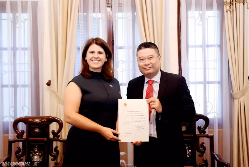 Cérémonie de remise de l’exequatur à Alexandra Elizabeth Smith, la nouvelle consule générale du Royaume-Uni et d’Irlande du Nord à Hô Chi Minh-Ville. Photo : baoquocte.vn