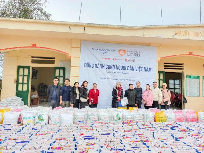Remise des cadeaux de Têt de l'organisation Peace Winds Vietnam à des pauvre de Meo Vac. Photo : NDEL.