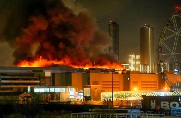 De la fumée s’élève au-dessus de la salle de concert Crocus City Hall après une fusillade, dans la banlieue de Moscou, le 22 mars 2024. Photo : The Journal