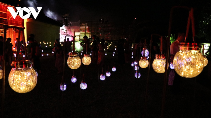 Le spectacle est une combinaison de différentes technologies et techniques créatives pour offrir un voyage à la fois académique et interactif, tout en se concentrant sur l’esthétique. Photo : VOV
