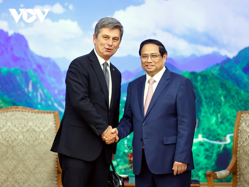 Le Premier ministre Pham Minh Chinh (droite) et le président de la Fédération internationale des associations de transitaires et assimilés (FIATA), Turgut Erkeskin. Photo: VOV