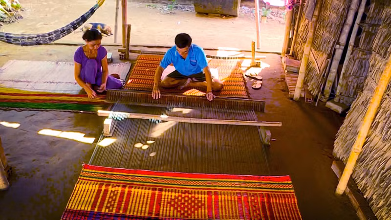 La plupart des ménages du village continuent de tisser les nattes manuellement. Photo : VOV.