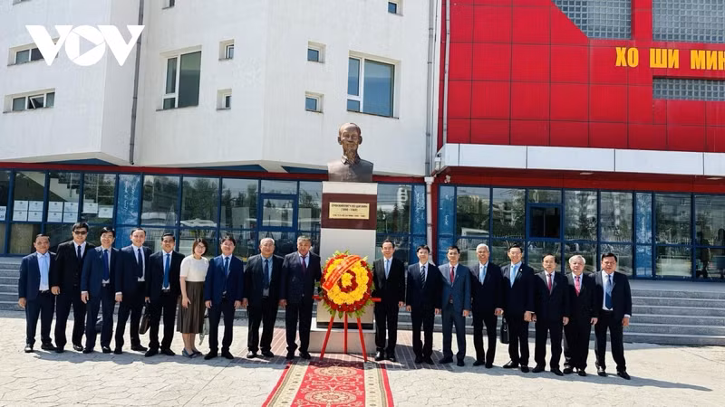Une délégation de haut rang de Hô Chi Minh-Ville est venue offrir des fleurs au monument de Hô Chi Minh à l'école 14 située sur la grande avenue de la Paix à Oulan-Bator, en Mongolie. Photo : VOV.