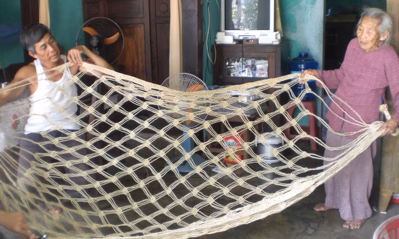 Un hamac tissé à partir de l’écorce de l’arbre appelé ngô dông. Photo : baophapluat.vn