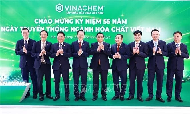 Le Premier ministre Pham Minh Chinh et les dirigeants du Groupe chimique du Vietnam (Vinachem). Photo : VNA.