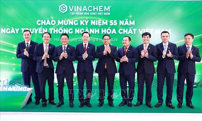 Le Premier ministre Pham Minh Chinh et les dirigeants du Groupe chimique du Vietnam (Vinachem). Photo : VNA.