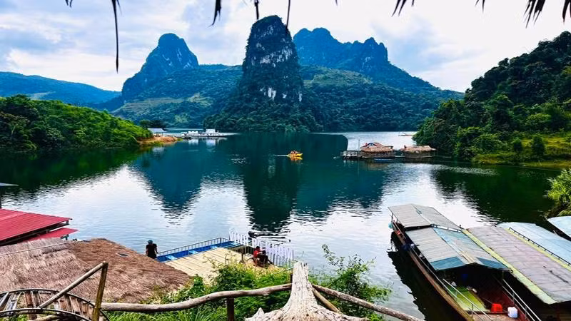 Une vue panoramique de la baie de Pa Khom, entourée de montagnes luxuriantes. Photo : NDEL.