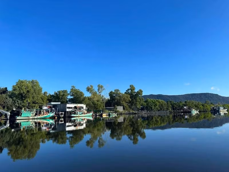 Rach Tràm se trouve à environ 35 km du centre de la ville de Phu Quôc, dans la commune de Bai Thom. C’est ici que l’on peut trouver la nature encore sauvage et la beauté intacte de l'île. Photo : kinhtedothi.vn