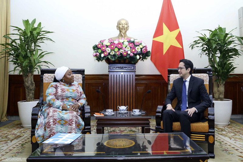 Le vice-ministre des AE Dô Hung Viet (à droite) et la représentante en chef de l’ONU Femmes, Caroline Tinashe Nyamayemombe, le 14 mars à Hanoi. Photo : thoidai.com.vn