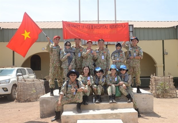 Les cadres de la rotation 5 de l’hôpital de campagne de niveau 2 du Vietnam lors du voyage bénévole pour fournir des soins de santé aux femmes et aux enfants à Bentiu, dans le Soudan du Sud. Photo : VOV.