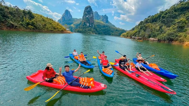 Les visiteurs profitent d'activités nautiques dans les eaux bleues fraîches. Photo : NDEL.